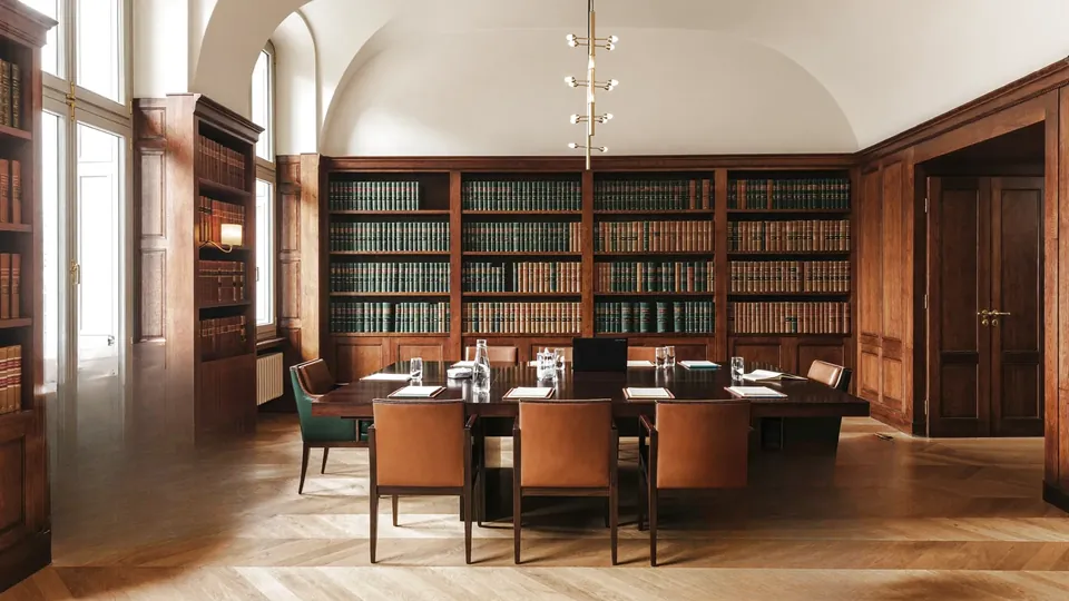 Besprechungsraum mit Bücherregalen